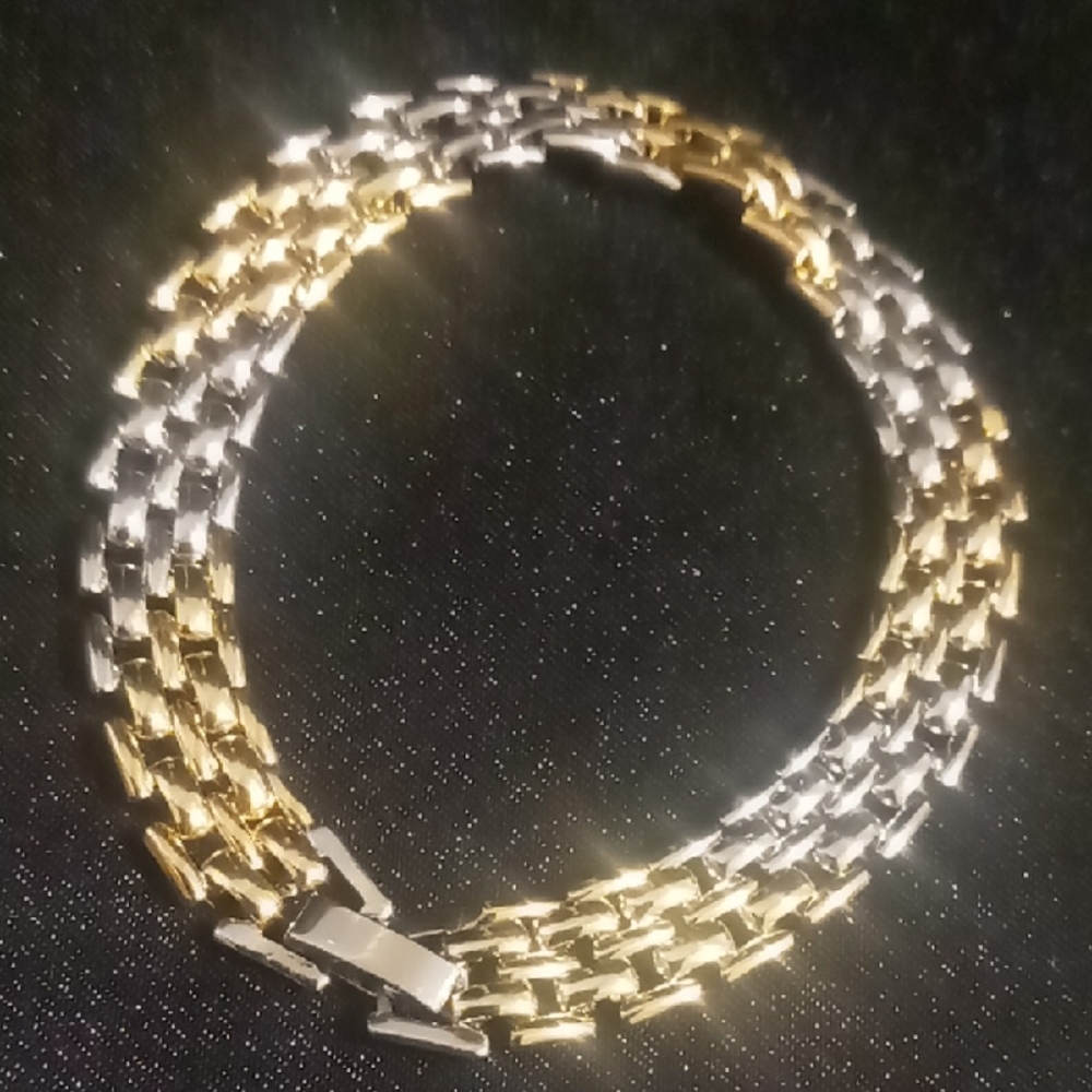 Vintage Monet Basket Weave Gold and Silver Tone Women's 7.5 in Bracelet
